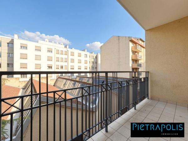 Appartement T3 de 79m2 traversant avec 2 balcons et plase de parking en sous-sol