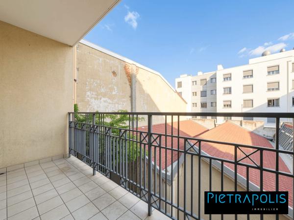 Appartement T3 de 79m2 traversant avec 2 balcons et plase de parking en sous-sol