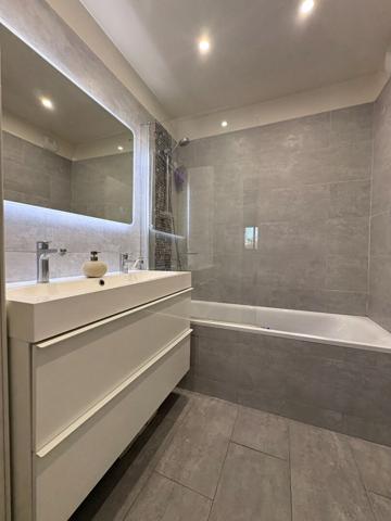 Le Port-Marly ? Appartement 4 pièces entièrement rénové, balcon, vue verdoyante, double box