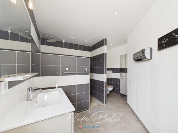 Maison de charme de plain-pied avec piscine chauffée et dépendances – MONTAILLEUR (73)