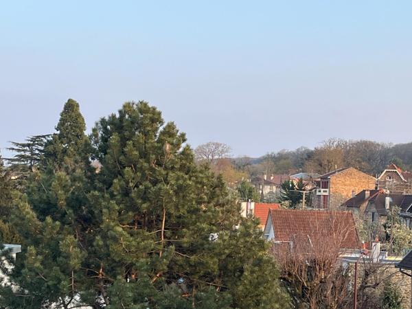 Traversant, proche des écoles, collège, transports et commerces