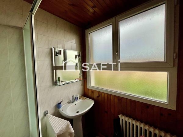 Traversant, proche des écoles, collège, transports et commerces