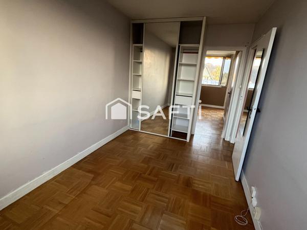 Traversant, proche des écoles, collège, transports et commerces