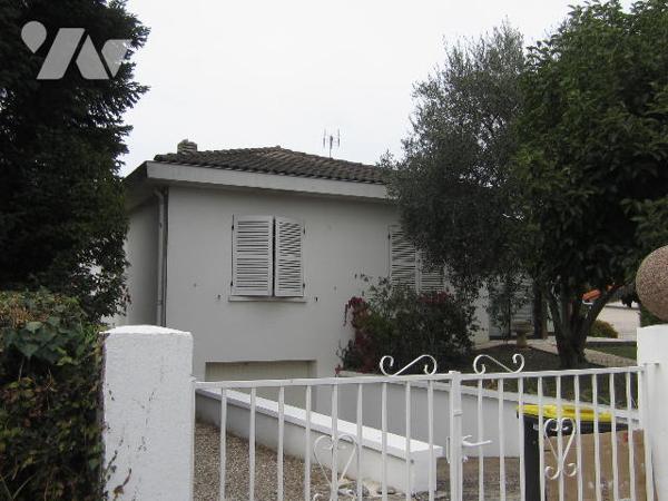 VILLA sur sous sol avec GARAGE et JARDIN en bon état général proche commodités