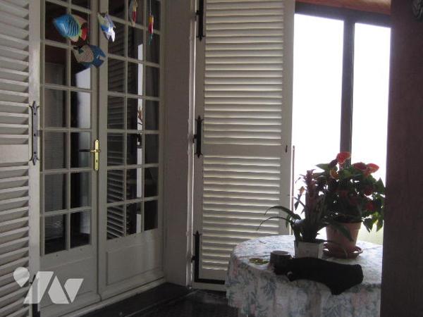 VILLA sur sous sol avec GARAGE et JARDIN en bon état général proche commodités