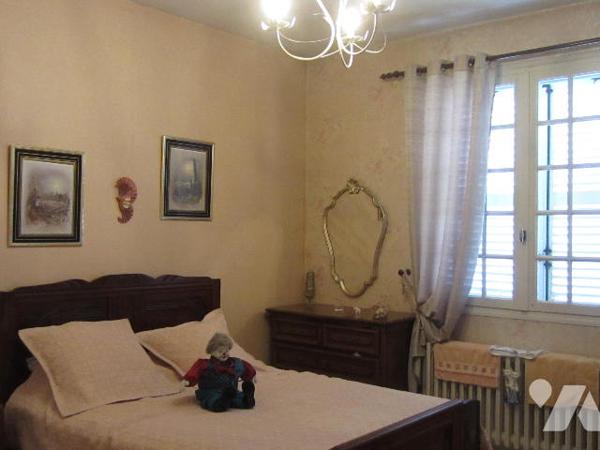 VILLA sur sous sol avec GARAGE et JARDIN en bon état général proche commodités