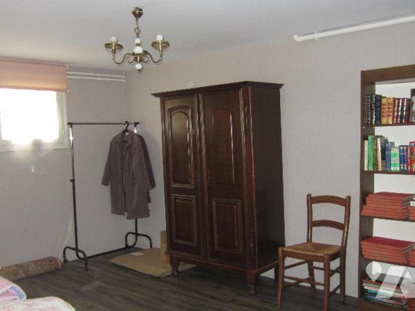 VILLA sur sous sol avec GARAGE et JARDIN en bon état général proche commodités