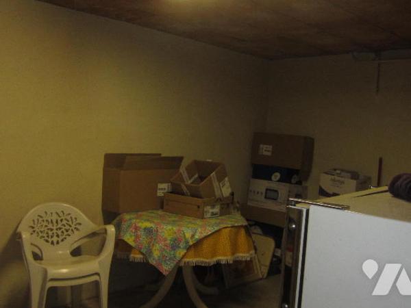 VILLA sur sous sol avec GARAGE et JARDIN en bon état général proche commodités