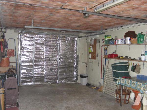 VILLA sur sous sol avec GARAGE et JARDIN en bon état général proche commodités