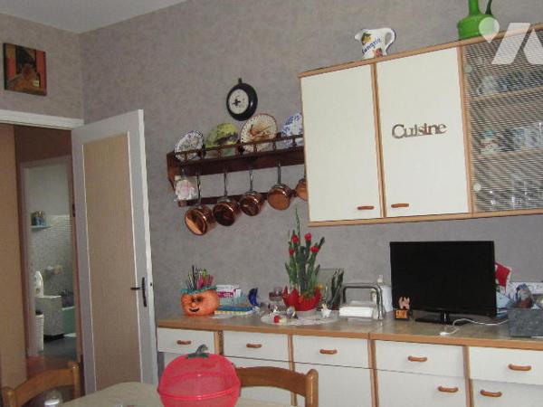 VILLA sur sous sol avec GARAGE et JARDIN en bon état général proche commodités