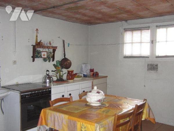 VILLA sur sous sol avec GARAGE et JARDIN en bon état général proche commodités