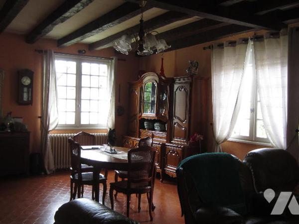 VILLA sur sous sol avec GARAGE et JARDIN en bon état général proche commodités