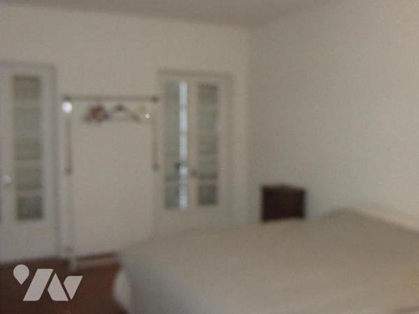 VILLA sur sous sol avec GARAGE et JARDIN en bon état général proche commodités