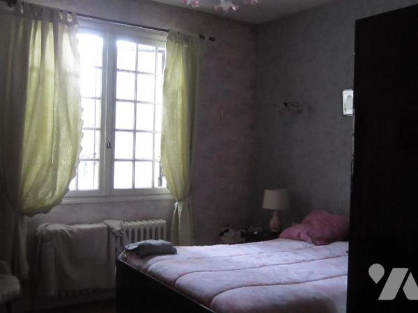 VILLA sur sous sol avec GARAGE et JARDIN en bon état général proche commodités