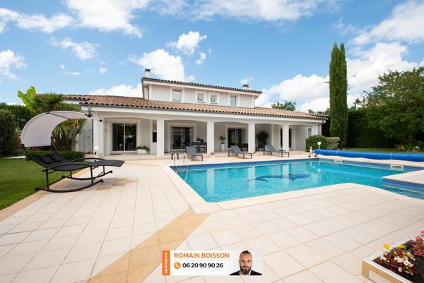 🏡 VOLUMES GÉNÉREUX, FINITIONS HAUT DE GAMME ET CADRE VERDOYANT : UNE PROPRIÉTÉ CONTEMPORAINE D’EXCEPTION 🏡