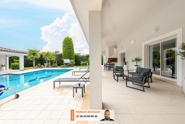 🏡 VOLUMES GÉNÉREUX, FINITIONS HAUT DE GAMME ET CADRE VERDOYANT : UNE PROPRIÉTÉ CONTEMPORAINE D’EXCEPTION 🏡