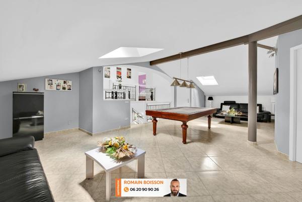 🏡 VOLUMES GÉNÉREUX, FINITIONS HAUT DE GAMME ET CADRE VERDOYANT : UNE PROPRIÉTÉ CONTEMPORAINE D’EXCEPTION 🏡