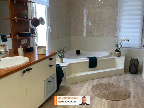 🏡 VOLUMES GÉNÉREUX, FINITIONS HAUT DE GAMME ET CADRE VERDOYANT : UNE PROPRIÉTÉ CONTEMPORAINE D’EXCEPTION 🏡