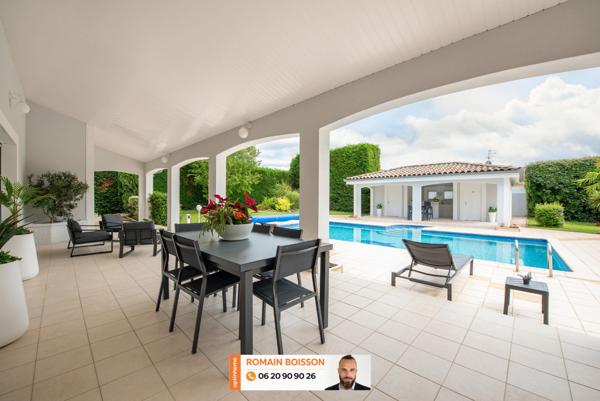 🏡 VOLUMES GÉNÉREUX, FINITIONS HAUT DE GAMME ET CADRE VERDOYANT : UNE PROPRIÉTÉ CONTEMPORAINE D’EXCEPTION 🏡