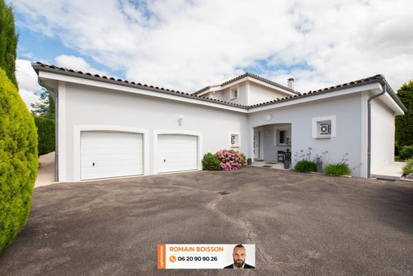 🏡 VOLUMES GÉNÉREUX, FINITIONS HAUT DE GAMME ET CADRE VERDOYANT : UNE PROPRIÉTÉ CONTEMPORAINE D’EXCEPTION 🏡