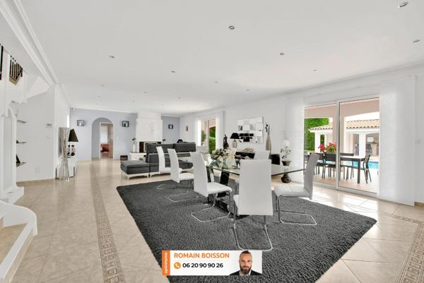 🏡 VOLUMES GÉNÉREUX, FINITIONS HAUT DE GAMME ET CADRE VERDOYANT : UNE PROPRIÉTÉ CONTEMPORAINE D’EXCEPTION 🏡