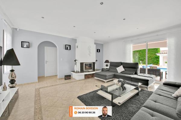 🏡 VOLUMES GÉNÉREUX, FINITIONS HAUT DE GAMME ET CADRE VERDOYANT : UNE PROPRIÉTÉ CONTEMPORAINE D’EXCEPTION 🏡