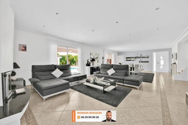 🏡 VOLUMES GÉNÉREUX, FINITIONS HAUT DE GAMME ET CADRE VERDOYANT : UNE PROPRIÉTÉ CONTEMPORAINE D’EXCEPTION 🏡