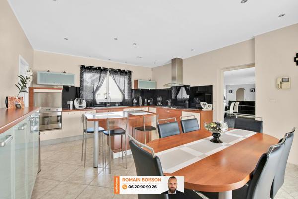 🏡 VOLUMES GÉNÉREUX, FINITIONS HAUT DE GAMME ET CADRE VERDOYANT : UNE PROPRIÉTÉ CONTEMPORAINE D’EXCEPTION 🏡