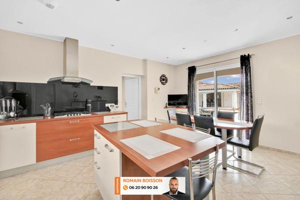 🏡 VOLUMES GÉNÉREUX, FINITIONS HAUT DE GAMME ET CADRE VERDOYANT : UNE PROPRIÉTÉ CONTEMPORAINE D’EXCEPTION 🏡