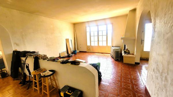 VENTABREN -Propriété à rénover sur 3000m², vue panoramique