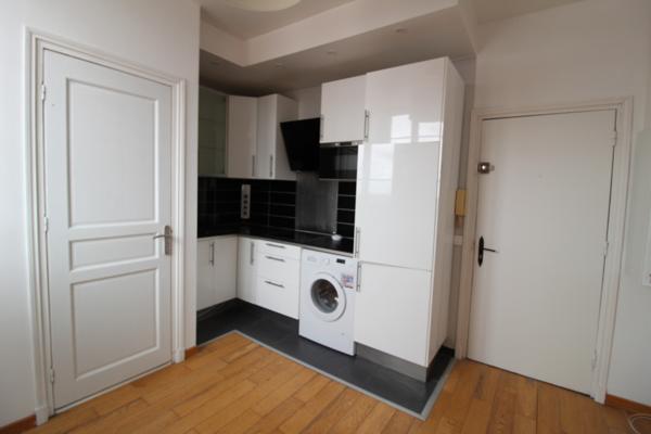 RUEIL-MALMAISON - COEUR DE VILLE - STUDIO AVEC UNE CHAMBRE - CUISINE EQUIPEE - 22 M² - CAVE - 3e ET DERNIER ETAGE