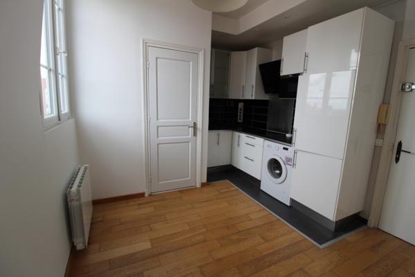 RUEIL-MALMAISON - COEUR DE VILLE - STUDIO AVEC UNE CHAMBRE - CUISINE EQUIPEE - 22 M² - CAVE - 3e ET DERNIER ETAGE