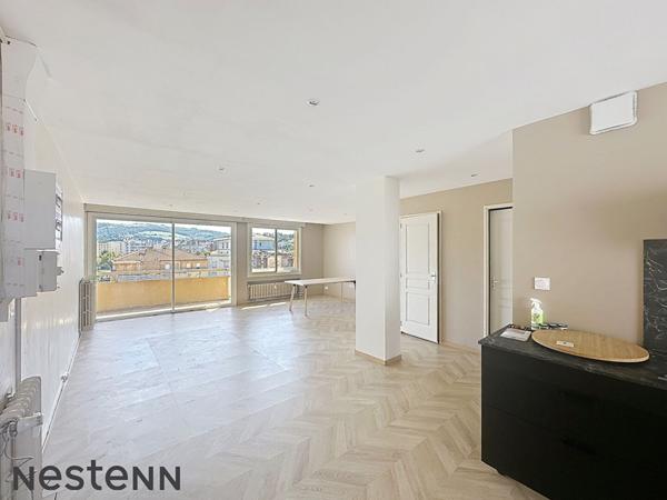 Dernier étage - appartement traversant avec balcons - en plein centre-ville