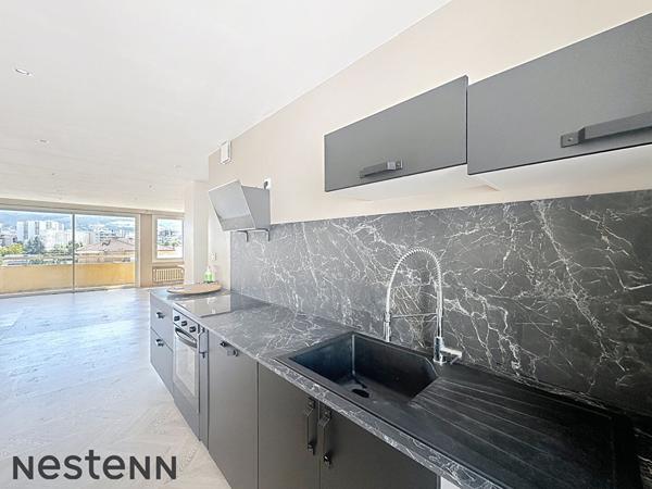 Dernier étage - appartement traversant avec balcons - en plein centre-ville