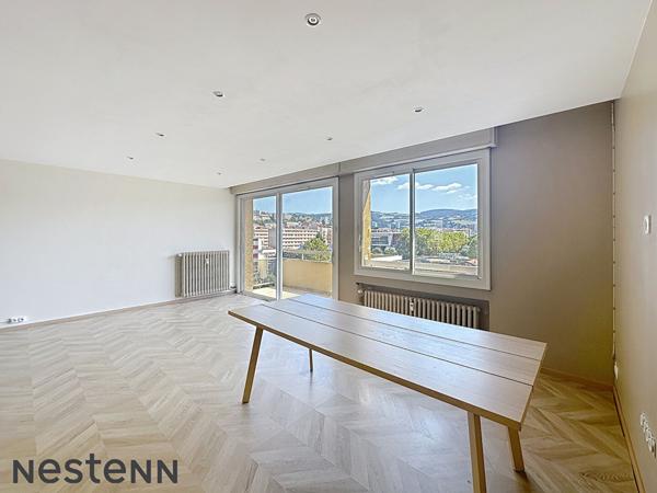 Dernier étage - appartement traversant avec balcons - en plein centre-ville