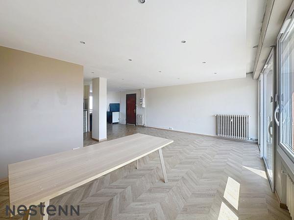 Dernier étage - appartement traversant avec balcons - en plein centre-ville