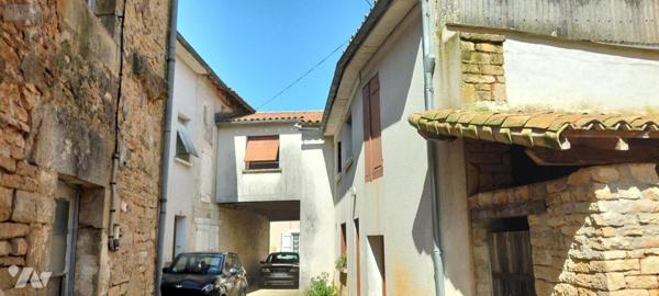 Immeuble à vendre à Lezay dans les Deux-Sèvres (79120), ref : MR499