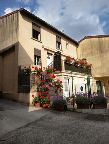 À vendre - Maison mitoyenne 1 côté, 5 pièces située à Aubenas (07200)