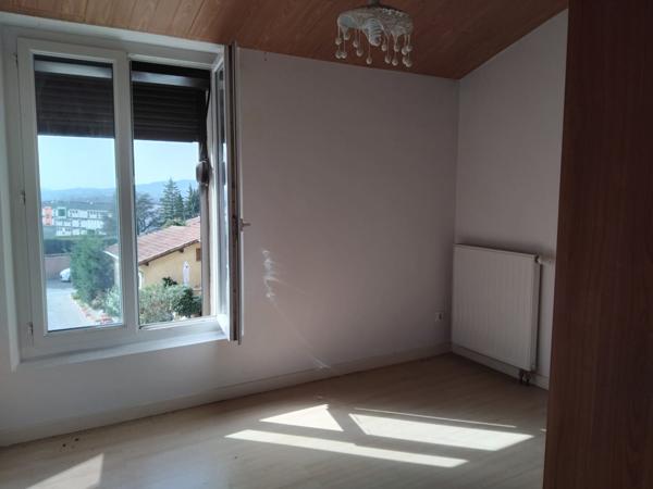 À vendre - Maison mitoyenne 1 côté, 5 pièces située à Aubenas (07200)