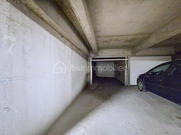 Double parking en sous-sol sécurisé (Box + place)  -26m² - Chelles

A vendre à Chelles, au sein d'une résidence  sécurisée, double emplacement de stationnement en sous-sol d'une superficie totale d'environ 26m².
L'accès est sécurisé par un portail à l'entrée de la résidence ainsi qu'un second portail permettant l'accès au garage souterrain.
Le lot se compose :
- d'un box fermé;
- d'une place de stationnement attenante située devant le box (stationnement en enfilade).
Idéal pour stationner deux véhicules, disposer d'un espace de stockage complémentaire  ou réaliser un investissement locatif.
Situation privilégiée à seulement 5 minutes de la gare de Chelles - Gournay, avec un accès rapide aux commerces et aux transports. 

Pour tout renseignement complémentaire ou pour organiser une visite, n'hésitez pas à me contacter.