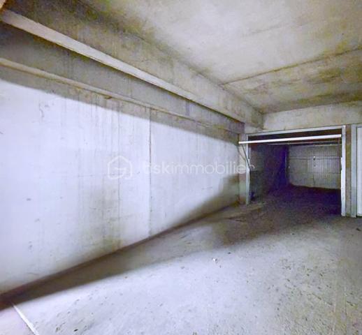 Double parking en sous-sol sécurisé (Box + place)  -26m² - Chelles

A vendre à Chelles, au sein d'une résidence  sécurisée, double emplacement de stationnement en sous-sol d'une superficie totale d'environ 26m².
L'accès est sécurisé par un portail à l'entrée de la résidence ainsi qu'un second portail permettant l'accès au garage souterrain.
Le lot se compose :
- d'un box fermé;
- d'une place de stationnement attenante située devant le box (stationnement en enfilade).
Idéal pour stationner deux véhicules, disposer d'un espace de stockage complémentaire  ou réaliser un investissement locatif.
Situation privilégiée à seulement 5 minutes de la gare de Chelles - Gournay, avec un accès rapide aux commerces et aux transports. 

Pour tout renseignement complémentaire ou pour organiser une visite, n'hésitez pas à me contacter.