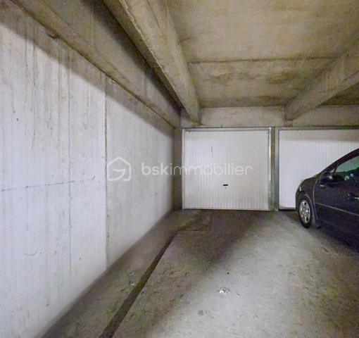 Double parking en sous-sol sécurisé (Box + place)  -26m² - Chelles

A vendre à Chelles, au sein d'une résidence  sécurisée, double emplacement de stationnement en sous-sol d'une superficie totale d'environ 26m².
L'accès est sécurisé par un portail à l'entrée de la résidence ainsi qu'un second portail permettant l'accès au garage souterrain.
Le lot se compose :
- d'un box fermé;
- d'une place de stationnement attenante située devant le box (stationnement en enfilade).
Idéal pour stationner deux véhicules, disposer d'un espace de stockage complémentaire  ou réaliser un investissement locatif.
Situation privilégiée à seulement 5 minutes de la gare de Chelles - Gournay, avec un accès rapide aux commerces et aux transports. 

Pour tout renseignement complémentaire ou pour organiser une visite, n'hésitez pas à me contacter.