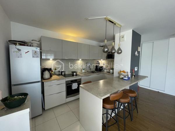 A la résidence " HARMONY" ( haut standing et sécurisée), venez visitez ce très bel appartement  lumineux et accueillant, de type T3 de 64m2 situé au 3ème étage avec ascenseur.
Proche de toutes les commodités ( parc HELLER, commerces, écoles, transports, associations sportives, crèches...)
Il vous propose, une belle pièce à vivre avec une cuisine américaine toute équipée de 35m2, une grande terrasse, deux chambres de 12m2 et 9m2 avec des rangements, une grande salle d'eau avec un WC, un dressing et deux places de parking  privées en sous sol.
Les plus : double vitrage, interphone, DPE en B. 
Très belle prestation, n'hésitez pas vous allez être conquis !