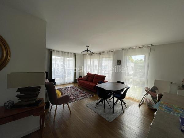A la résidence " HARMONY" ( haut standing et sécurisée), venez visitez ce très bel appartement  lumineux et accueillant, de type T3 de 64m2 situé au 3ème étage avec ascenseur.
Proche de toutes les commodités ( parc HELLER, commerces, écoles, transports, associations sportives, crèches...)
Il vous propose, une belle pièce à vivre avec une cuisine américaine toute équipée de 35m2, une grande terrasse, deux chambres de 12m2 et 9m2 avec des rangements, une grande salle d'eau avec un WC, un dressing et deux places de parking  privées en sous sol.
Les plus : double vitrage, interphone, DPE en B. 
Très belle prestation, n'hésitez pas vous allez être conquis !