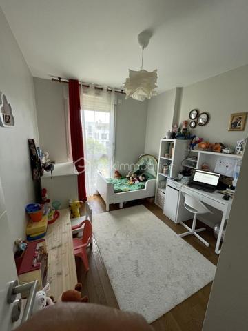 A la résidence " HARMONY" ( haut standing et sécurisée), venez visitez ce très bel appartement  lumineux et accueillant, de type T3 de 64m2 situé au 3ème étage avec ascenseur.
Proche de toutes les commodités ( parc HELLER, commerces, écoles, transports, associations sportives, crèches...)
Il vous propose, une belle pièce à vivre avec une cuisine américaine toute équipée de 35m2, une grande terrasse, deux chambres de 12m2 et 9m2 avec des rangements, une grande salle d'eau avec un WC, un dressing et deux places de parking  privées en sous sol.
Les plus : double vitrage, interphone, DPE en B. 
Très belle prestation, n'hésitez pas vous allez être conquis !