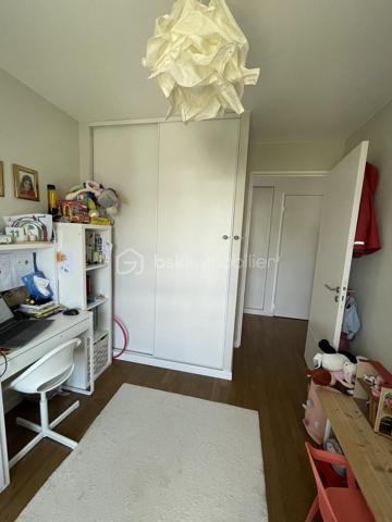 A la résidence " HARMONY" ( haut standing et sécurisée), venez visitez ce très bel appartement  lumineux et accueillant, de type T3 de 64m2 situé au 3ème étage avec ascenseur.
Proche de toutes les commodités ( parc HELLER, commerces, écoles, transports, associations sportives, crèches...)
Il vous propose, une belle pièce à vivre avec une cuisine américaine toute équipée de 35m2, une grande terrasse, deux chambres de 12m2 et 9m2 avec des rangements, une grande salle d'eau avec un WC, un dressing et deux places de parking  privées en sous sol.
Les plus : double vitrage, interphone, DPE en B. 
Très belle prestation, n'hésitez pas vous allez être conquis !