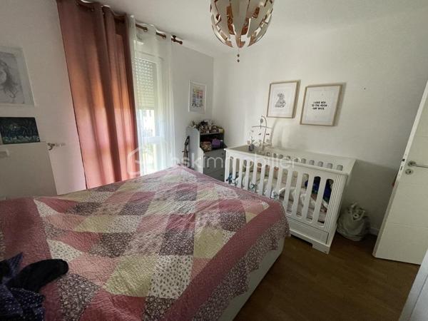 A la résidence " HARMONY" ( haut standing et sécurisée), venez visitez ce très bel appartement  lumineux et accueillant, de type T3 de 64m2 situé au 3ème étage avec ascenseur.
Proche de toutes les commodités ( parc HELLER, commerces, écoles, transports, associations sportives, crèches...)
Il vous propose, une belle pièce à vivre avec une cuisine américaine toute équipée de 35m2, une grande terrasse, deux chambres de 12m2 et 9m2 avec des rangements, une grande salle d'eau avec un WC, un dressing et deux places de parking  privées en sous sol.
Les plus : double vitrage, interphone, DPE en B. 
Très belle prestation, n'hésitez pas vous allez être conquis !
