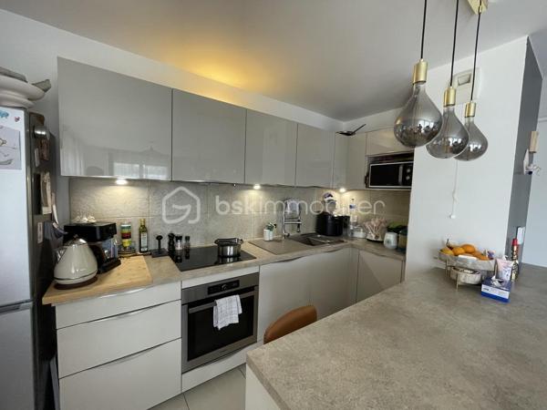 A la résidence " HARMONY" ( haut standing et sécurisée), venez visitez ce très bel appartement  lumineux et accueillant, de type T3 de 64m2 situé au 3ème étage avec ascenseur.
Proche de toutes les commodités ( parc HELLER, commerces, écoles, transports, associations sportives, crèches...)
Il vous propose, une belle pièce à vivre avec une cuisine américaine toute équipée de 35m2, une grande terrasse, deux chambres de 12m2 et 9m2 avec des rangements, une grande salle d'eau avec un WC, un dressing et deux places de parking  privées en sous sol.
Les plus : double vitrage, interphone, DPE en B. 
Très belle prestation, n'hésitez pas vous allez être conquis !