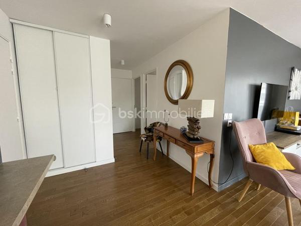 A la résidence " HARMONY" ( haut standing et sécurisée), venez visitez ce très bel appartement  lumineux et accueillant, de type T3 de 64m2 situé au 3ème étage avec ascenseur.
Proche de toutes les commodités ( parc HELLER, commerces, écoles, transports, associations sportives, crèches...)
Il vous propose, une belle pièce à vivre avec une cuisine américaine toute équipée de 35m2, une grande terrasse, deux chambres de 12m2 et 9m2 avec des rangements, une grande salle d'eau avec un WC, un dressing et deux places de parking  privées en sous sol.
Les plus : double vitrage, interphone, DPE en B. 
Très belle prestation, n'hésitez pas vous allez être conquis !