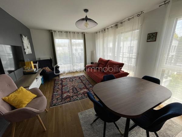 A la résidence " HARMONY" ( haut standing et sécurisée), venez visitez ce très bel appartement  lumineux et accueillant, de type T3 de 64m2 situé au 3ème étage avec ascenseur.
Proche de toutes les commodités ( parc HELLER, commerces, écoles, transports, associations sportives, crèches...)
Il vous propose, une belle pièce à vivre avec une cuisine américaine toute équipée de 35m2, une grande terrasse, deux chambres de 12m2 et 9m2 avec des rangements, une grande salle d'eau avec un WC, un dressing et deux places de parking  privées en sous sol.
Les plus : double vitrage, interphone, DPE en B. 
Très belle prestation, n'hésitez pas vous allez être conquis !